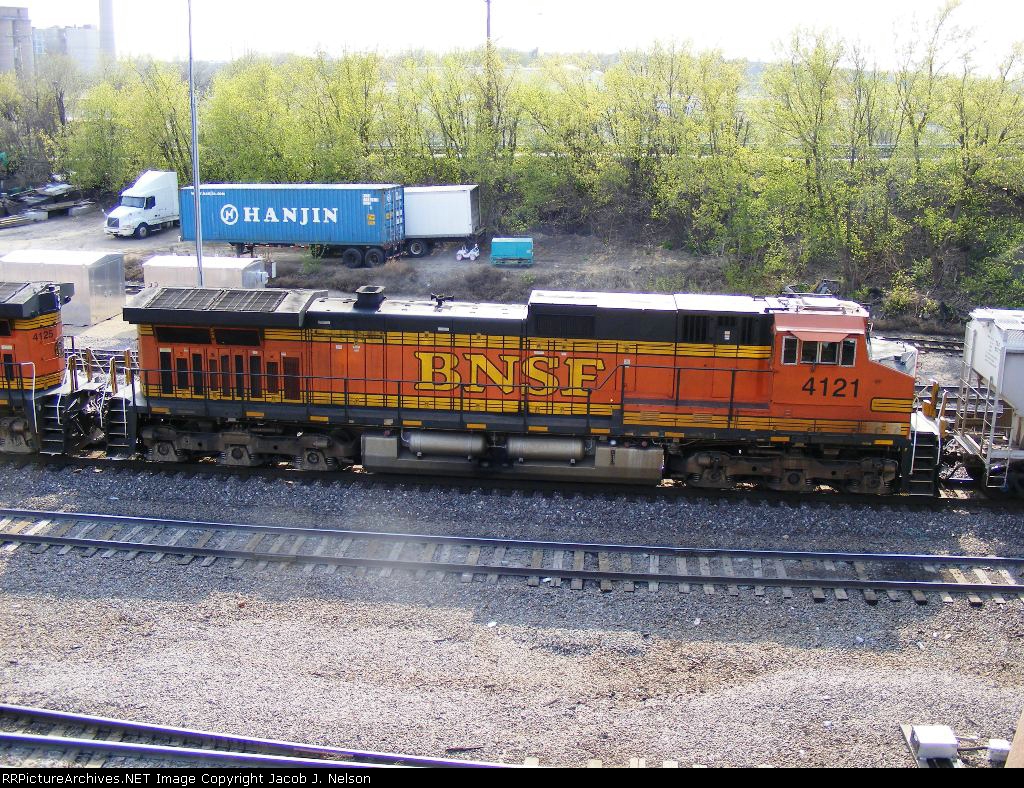 BNSF 4121